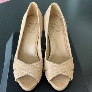 Naturalizer Taupe Gold Heels